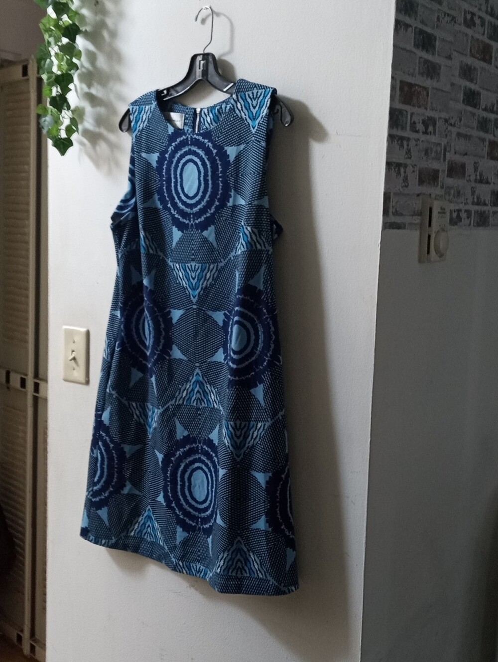 Donna Morgan Navy and Light Blue Geometric Sleeveless Dress